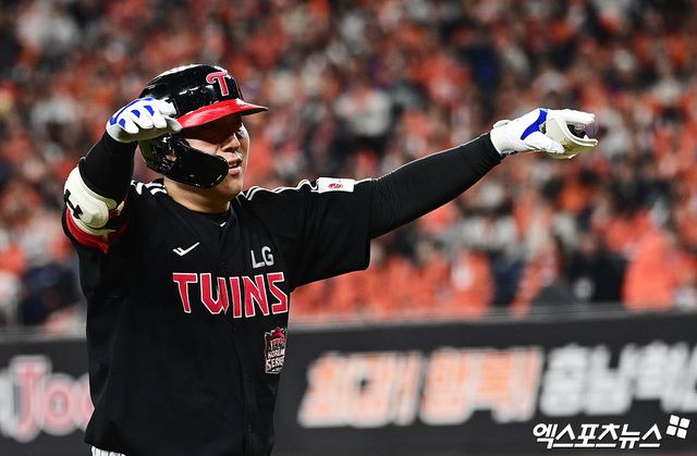 지난달 31일 오후 대전한화생명볼파크에서 열린 '2025 신한 SOL Bank KBO 한국시리즈' LG 트윈스와 한화 이글스의 경기, 8회초 무사 1루 LG 김현수가 안타를 친 뒤 대주자 최원영과 교체되어 더그아웃으로 향하며 세리머니를 하고 있다. 엑스포츠뉴스 DB