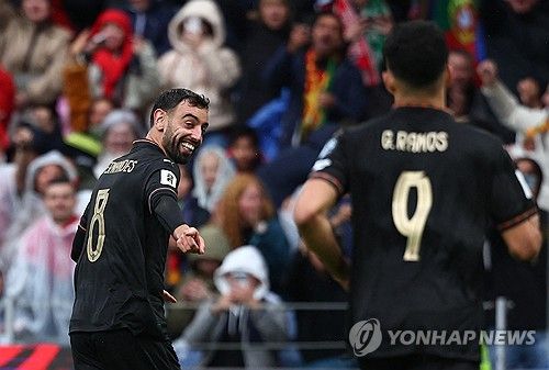 로베르토 마르티네스 감독이 이끄는 포르투갈이 16일(한국시간) 포르투갈 포르투에 있는 에스타디우 두 드라가우에서 열린 아르메니아와의 월드컵 유럽 지역 예선 F조 최종전에서 9-1 대승을 거뒀다.&nbsp; 앞선 아일랜드와의 원정 경기에서 호날두가 다이렉트 퇴장을 당해 이날 경기 출장 정지 징계로 결장한 가운데, 포르투 갈은 호날두 없이 무려 아홉 골을 폭발시키며 대승에 성공했다.&nbsp;연합뉴스