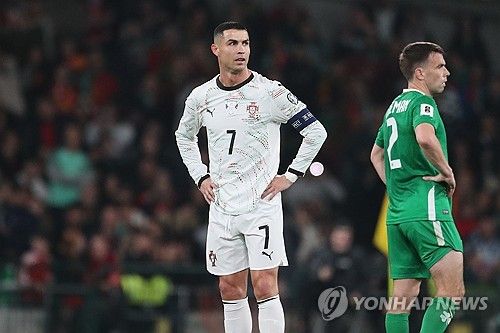 로베르토 마르티네스 감독이 이끄는 포르투갈이 16일(한국시간) 포르투갈 포르투에 있는 에스타디우 두 드라가우에서 열린 아르메니아와의 월드컵 유럽 지역 예선 F조 최종전에서 9-1 대승을 거뒀다.&nbsp; 앞선 아일랜드와의 원정 경기에서 호날두가 다이렉트 퇴장을 당해 이날 경기 출장 정지 징계로 결장한 가운데, 포르투 갈은 호날두 없이 무려 아홉 골을 폭발시키며 대승에 성공했다.&nbsp;연합뉴스