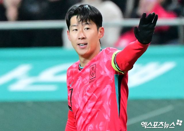 홍명보 감독이 이끄는 대한민국 축구 국가대표팀은 18일 서울월드컵경기장에서 열린 가나와의 하나은행 초청 축구 국가대표팀 친선경기에서 전반전을 0-0으로 마쳤다. 한국의 국제축구연맹(FIFA) 랭킹은 22위, 가나는 73위다. 이날 홍명보호는 가나 2군을 상대로 공격 전개에서 답답한 모습을 보였다. 이날 홍명보호는 전반전에서 단 1개의 슈팅만 기록했고, 유일한 슈팅은 전반 41분이 돼서야 나왔다. 서울월드컵경기장, 김한준 기자