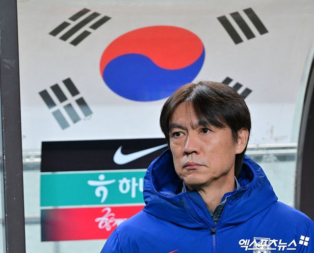 홍명보 감독이 이끄는 대한민국 축구 국가대표팀은 18일 서울월드컵경기장에서 열린 가나와의 하나은행 초청 축구 국가대표팀 친선경기에서 전반전을 0-0으로 마쳤다. 한국의 국제축구연맹(FIFA) 랭킹은 22위, 가나는 73위다. 이날 홍명보호는 가나 2군을 상대로 공격 전개에서 답답한 모습을 보였다. 이날 홍명보호는 전반전에서 단 1개의 슈팅만 기록했고, 유일한 슈팅은 전반 41분이 돼서야 나왔다. 서울월드컵경기장, 김한준 기자