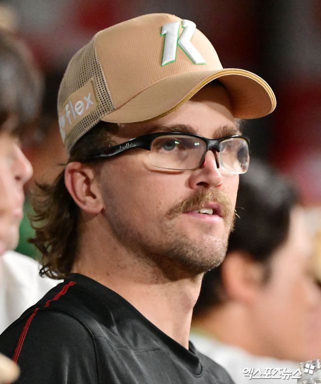 22일 오후 서울 구로구 고척스카이돔에서 열린 '2025 신한 SOL Bank KBO리그' 롯데 자이언츠와 키움 히어로즈의 경기, 키움 웰스가 8회초 수비를 마친 야수들과 하이파이브를 하고 있다. 엑스포츠뉴스DB