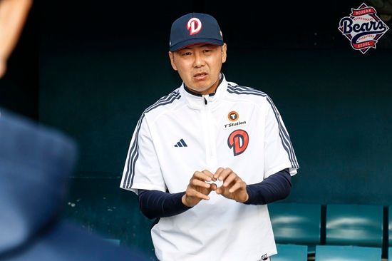 두산 구단은 지난 17일 '홍건희 선수 측이 옵트아웃을 발동하겠다고 구단에 전달했다'라고 밝혔다. 홍건희는 2024시즌을 앞두고 생애 첫 자유계약선수(FA) 자격을 얻어 2+2년 최대 24억 5000만원(계약금 3억원, 연봉 총액 21억원, 인센티브 5000만원)에 두산 잔류를 선택했다.&nbsp;홍건희는 첫 2년 계약이 끝난 뒤 2년 15억원 규모의 선수 옵션이 있었다. 홍건희는 옵트아웃을 선택했다. 김원형 두산 신임 감독은 '정말 아쉽다. 검증된 베테랑 불펜 투수 있고 없고의 차이가 크다"고 했다. 두산 베어스