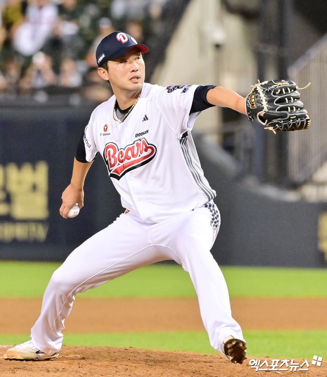 두산 구단은 지난 17일 '홍건희 선수 측이 옵트아웃을 발동하겠다고 구단에 전달했다'라고 밝혔다. 홍건희는 2024시즌을 앞두고 생애 첫 자유계약선수(FA) 자격을 얻어 2+2년 최대 24억 5000만원(계약금 3억원, 연봉 총액 21억원, 인센티브 5000만원)에 두산 잔류를 선택했다.&nbsp;홍건희는 첫 2년 계약이 끝난 뒤 2년 15억원 규모의 선수 옵션이 있었다. 홍건희는 옵트아웃을 선택했다. 김원형 두산 신임 감독은 '정말 아쉽다. 검증된 베테랑 불펜 투수 있고 없고의 차이가 크다"고 했다. 엑스포츠뉴스DB