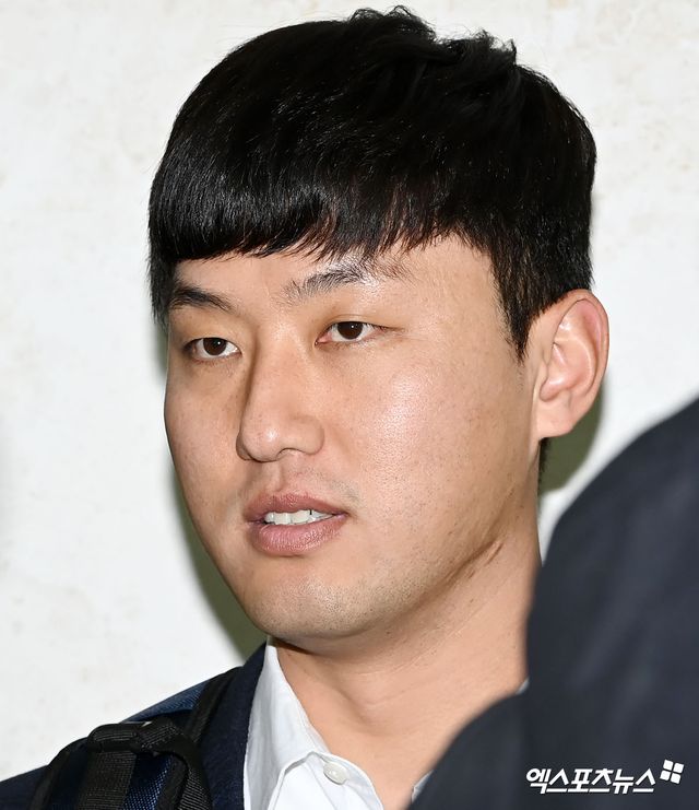 두산 구단은 지난 17일 '홍건희 선수 측이 옵트아웃을 발동하겠다고 구단에 전달했다'라고 밝혔다. 홍건희는 2024시즌을 앞두고 생애 첫 자유계약선수(FA) 자격을 얻어 2+2년 최대 24억 5000만원(계약금 3억원, 연봉 총액 21억원, 인센티브 5000만원)에 두산 잔류를 선택했다.&nbsp;홍건희는 첫 2년 계약이 끝난 뒤 2년 15억원 규모의 선수 옵션이 있었다. 홍건희는 옵트아웃을 선택했다. 김원형 두산 신임 감독은 '정말 아쉽다. 검증된 베테랑 불펜 투수 있고 없고의 차이가 크다"고 했다. 엑스포츠뉴스DB