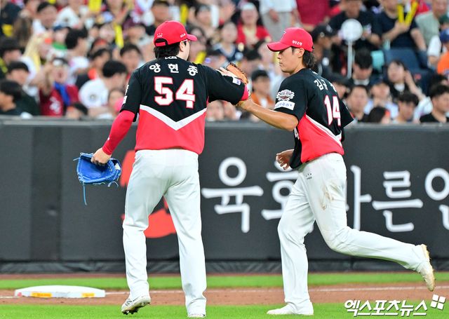 9일 오후 대전 한화생명 볼파크에서 열린 '2025 신한 SOL Bank KBO리그' KIA 타이거즈와 한화 이글스의 경기, 3회말 수비를 마친 KIA 양현종이 김규성과 하이파이브를 하고 있다. 엑스포츠뉴스DB