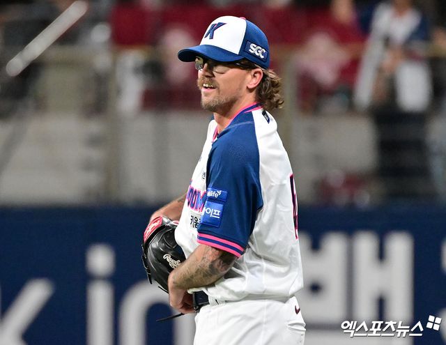 5일 오후 서울 구로구 고척스카이돔에서 열린 '2025 신한 SOL Bank KBO리그' 한화 이글스와 키움 히어로즈의 경기, 3회초 1사 키움 선발투수 웰스가 스톤의 수비에 감탄하고 있다. 엑스포츠뉴스DB