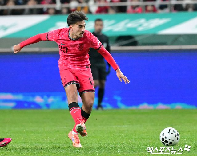 홍명보 감독이 이끄는 대한민국 축구 국가대표팀은 18일 서울월드컵경기장에서 열린 가나와의 하나은행 초청 축구 국가대표팀 친선경기에서 전반전을 0-0으로 마쳤다. 한국의 국제축구연맹(FIFA) 랭킹은 22위, 가나는 73위다. 이날 홍명보호는 가나 2군을 상대로 공격 전개에서 답답한 모습을 보였다. 이날 홍명보호는 전반전에서 단 1개의 슈팅만 기록했고, 유일한 슈팅은 전반 41분이 돼서야 나왔다. 서울월드컵경기장, 김한준 기자