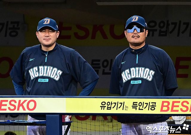 7일 오후 대구삼성라이온즈파크에서 열린 '2025 신한 SOL Bank KBO 포스트시즌' NC 다이노스와 삼성 라이온즈의 와일드카드 2차전 경기, 삼성이 3:0의 스코어로 승리하며 준플레이오프 진출에 성공했다. 9회초 NC 서재응 수석코치와 이호준 감독이 더그아웃에서 경기를 지켜보고 있다. 엑스포츠뉴스DB