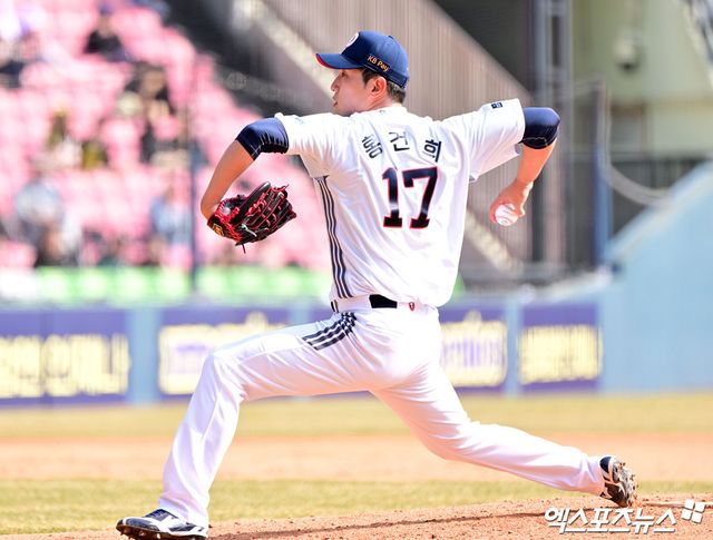 두산 구단은 지난 17일 '홍건희 선수 측이 옵트아웃을 발동하겠다고 구단에 전달했다'라고 밝혔다. 홍건희는 2024시즌을 앞두고 생애 첫 자유계약선수(FA) 자격을 얻어 2+2년 최대 24억 5000만원(계약금 3억원, 연봉 총액 21억원, 인센티브 5000만원)에 두산 잔류를 선택했다.&nbsp;홍건희는 첫 2년 계약이 끝난 뒤 2년 15억원 규모의 선수 옵션이 있었다. 홍건희는 옵트아웃을 선택했다. 김원형 두산 신임 감독은 '정말 아쉽다. 검증된 베테랑 불펜 투수 있고 없고의 차이가 크다"고 했다. 엑스포츠뉴스DB