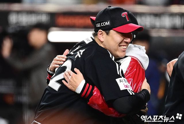 LG 트윈스 김현수(오른쪽)가 지난 10월 31일 2025 한국시리즈 5차전에서 우승 확정 후 염경엽 감독과 포옹하는 모습. 사진 엑스포츠뉴스 DB