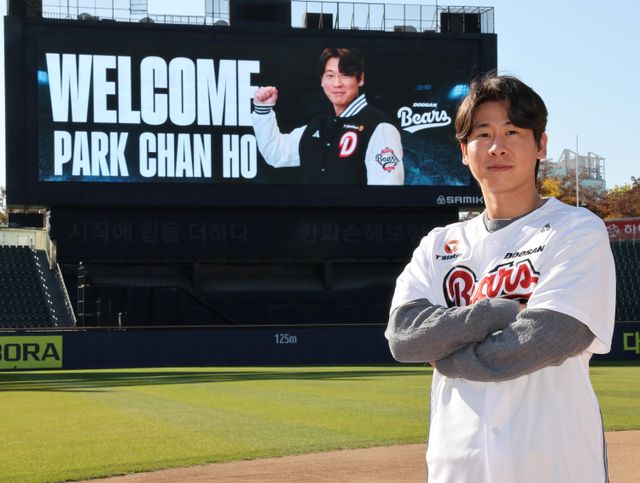 두산 베어스는 18일 '내야수 박찬호와 계약기간 4년, 계약금 50억원, 연봉 총 28억원, 인센티브 2억원 등 최대 80억원에 계약했다'고 공식 발표했다. 두산 베어스