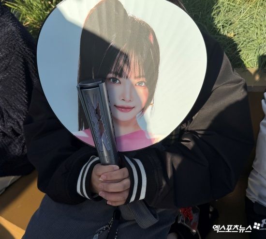 르세라핌을 응원하기 위한 대형 부채 굿즈.