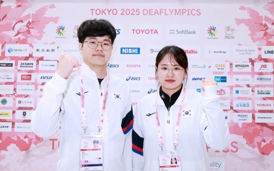  2025 도쿄 데플림픽에 출전한 사격 남매 동생 김우림 선수(왼쪽)와 누나 김고운 선수(오른쪽)