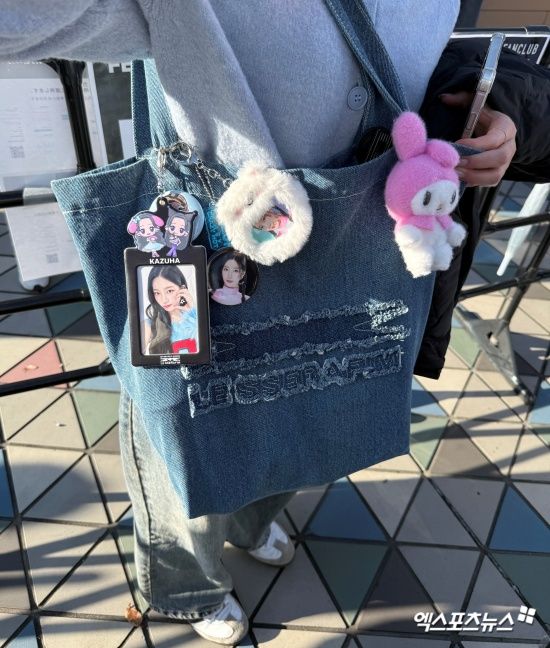 르세라핌 팬의 굿즈.