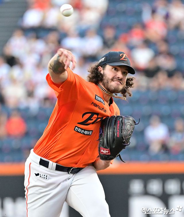 22일 오후 대전 한화생명 볼파크에서 열린 '2025 신한 SOL Bank KBO리그' SSG 랜더스와 한화 이글스의 경기, 1회초 한화 선발투수 폰세가 공을 힘차게 던지고 있다. 엑스포츠뉴스 DB