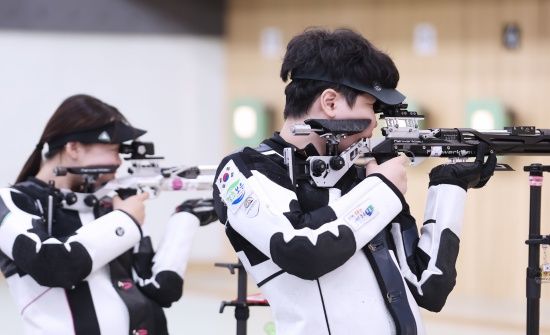 일본 도쿄 아지노모토 국립훈련센터 사격장에서 열린 혼성 10m 공기권총에서 은메달을 획득한 정다인(왼쪽), 김우림(오른쪽) 선수의 경기 모습