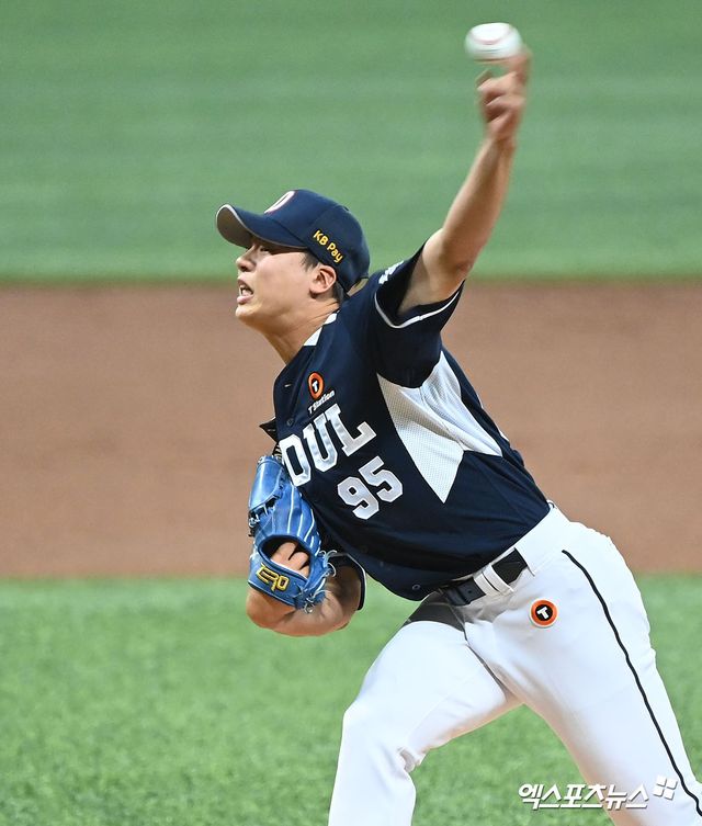 17일 오후 서울 구로구 고척스카이돔에서 열린 '2023 신한은행 SOL KBO리그' 두산 베어스와 키움 히어로즈의 경기, 1회말 두산 선발투수 이원재가 공을 힘차게 던지고 있다. 엑스포츠뉴스 DB
