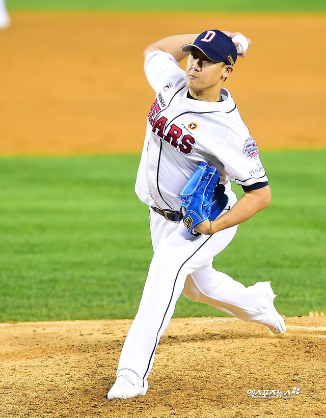22일 오후 서울 송파구 잠실야구장에서 열린 '2019 신한은행 MY CAR KBO 포스트시즌' 키움 히어로즈와 두산 베어스의 한국시리즈 1차전 경기, 9회초 두산 이용찬이 공을 힘차게 던지고 있다. 엑스포츠뉴스 DB