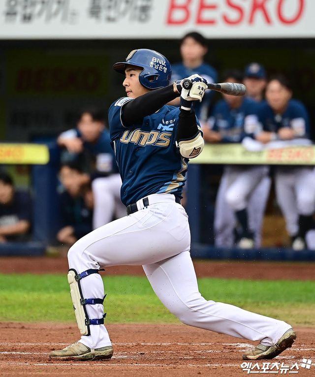 6일 오후 대구삼성라이온즈파크에서 열린 '2025 신한 SOL Bank KBO 포스트시즌' NC 다이노스와 삼성 라이온즈의 와일드카드 1차전 경기, 2회초 1사 3루 NC 김휘집이 3루주자 이우성을 홈으로 불러들이는 1타점 땅볼을 때려내고 있다. 엑스포츠뉴스 DB