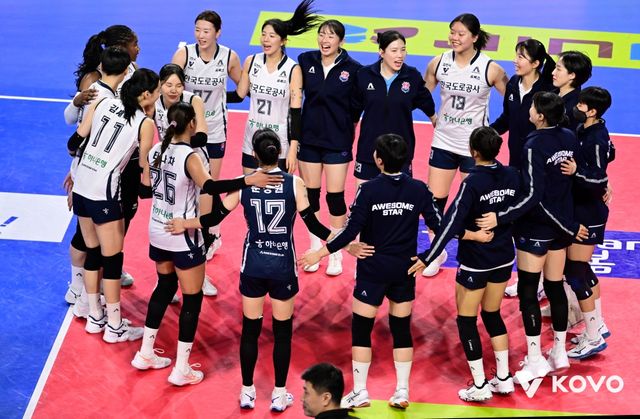 19일 오후 화성실내체육관에서 열린 진에어 2025-2026 V-리그 여자부 2라운드 IBK기업은행과 한국도로공사의 경기, 도로공사가 세트스코어 3:0으로 승리하면서 승점 3점을 획득했다. 도로공사 선수들이 경기가 끝난 뒤 승리의 기쁨을 만끽하고 있다. KOVO