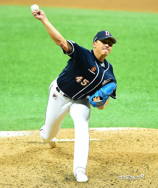 26일 오후 서울 구로구 고척스카이돔에서 열린 '2019 신한은행 MY CAR KBO 포스트시즌' 두산 베어스와 키움 히어로즈의 한국시리즈 4차전 경기, 9회말 두산 이용찬이 공을 힘차게 던지고 있다. 엑스포츠뉴스 DB