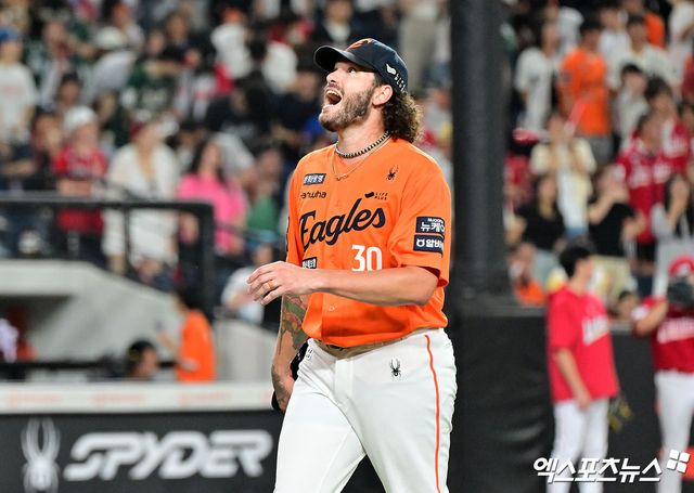 22일 오후 대전 한화생명 볼파크에서 열린 '2025 신한 SOL Bank KBO리그' SSG 랜더스와 한화 이글스의 경기, 6회초 수비를 마친 한화 폰세가 소리를 지르고 있다. 엑스포츠뉴스 DB