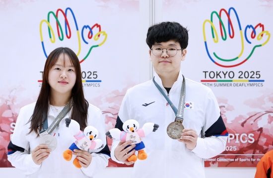 일본 도쿄 아지노모토 국립훈련센터 사격장에서 열린 혼성 10m 공기권총에서 은메달을 획득한 정다인(왼쪽), 김우림(오른쪽) 선수의 기념 촬영