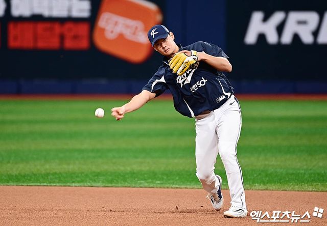 9일 오후 서울 구로구 고척스카이돔에서 열리는 '2025 NAVER K-BASEBALL SERIES' 대한민국과 체코의 평가전 경기에 앞서 대표팀 김주원이 수비 훈련을 하고 있다. 엑스포츠뉴스 DB