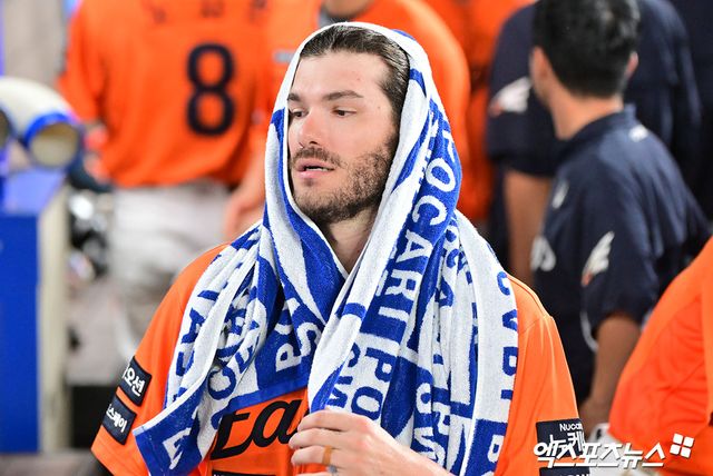 22일 오후 대전 한화생명 볼파크에서 열린 '2025 신한 SOL Bank KBO리그' SSG 랜더스와 한화 이글스의 경기, 7회초 수비를 마친 한화 폰세가 더그아웃으로 향하고 있다. 엑스포츠뉴스 DB