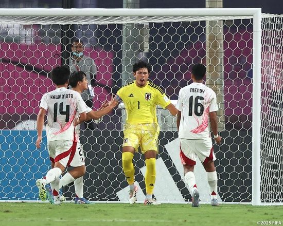 북한이 19일(한국시간) 카타르 도하에 있는 아스파이어존 4경기장에서 열린 일본과의 대회 16강전에서 승부차기 끝에 패해 탈락했다.&nbsp;북일전으로 관심을 모은 경기에서 북한과 일본은 정규 시간 내에 승부를 가리지 못해 승부차기에서 결판을 냈다. 북한은 2번 키커 한일복의 킥이 골문 밖으로 나가며 패했다.&nbsp;일본축구협회