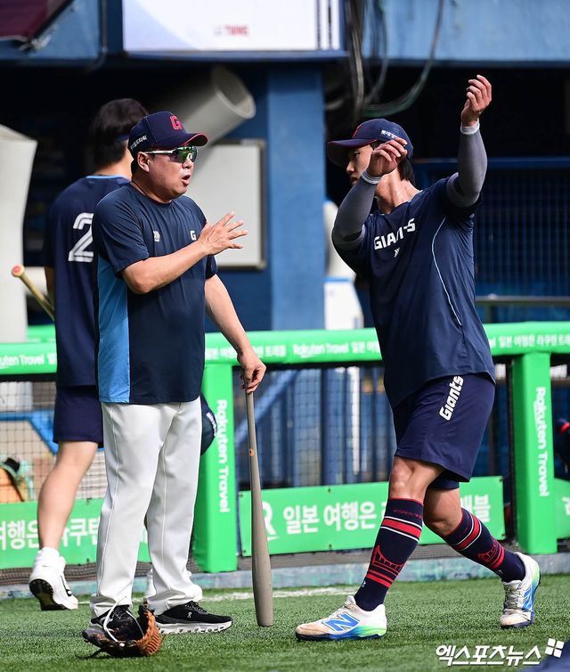 2025시즌 중 전민재(오른쪽)의 타격 지도에 나섰던 김태형 롯데 자이언츠 감독. 사진 엑스포츠뉴스 DB