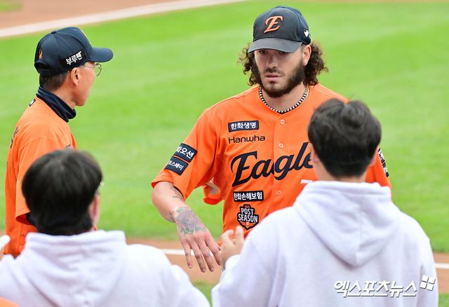18일 오후 대전 한화생명 볼파크에서 열린 '2025 신한 SOL Bank KBO 포스트시즌' 삼성 라이온즈와 한화 이글스의 플레이오프 1차전 경기, 1회초 수비를 마친 한화 폰세가 포효하고 있다. 엑스포츠뉴스 DB