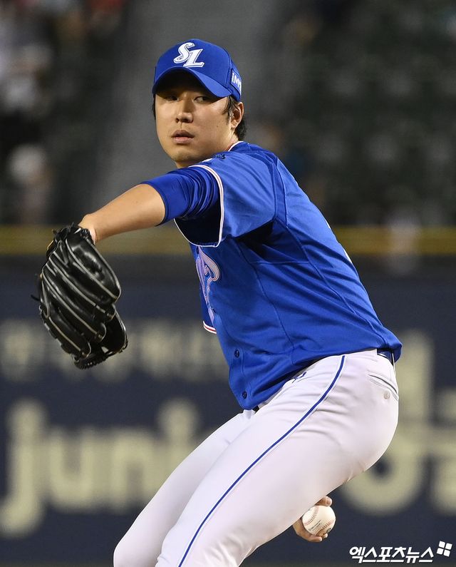 27일 오후 서울 송파구 잠실야구장에서 열린 '2022 신한은행 SOL KBO리그' 삼성 라이온즈와 LG 트윈스의 경기, 8회말 삼성 최충연이 역투하고 있다. 엑스포츠뉴스 DB