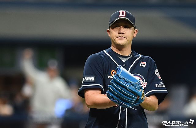 25일 오후 서울 구로구 고척스카이돔에서 열린 '2019 신한은행 MY CAR KBO 포스트시즌' 두산 베어스와 키움 히어로즈와 한국시리즈 3차전 경기, 7회말 2사 1,3루 두산 이용찬이 키움 이지영을 내야 땅볼로 아웃시킨 뒤 박수를 치고 있다. 엑스포츠뉴스 DB