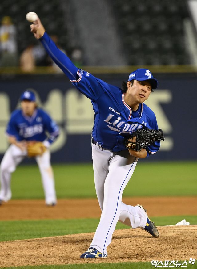 27일 오후 서울 송파구 잠실야구장에서 열린 '2022 신한은행 SOL KBO리그' 삼성 라이온즈와 LG 트윈스의 경기, 8회말 삼성 최충연이 역투하고 있다. 엑스포츠뉴스 DB