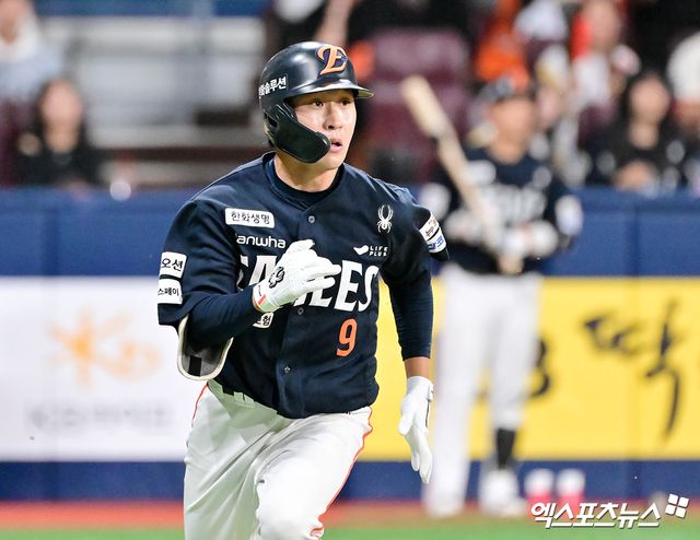 9일 오후 서울 구로구 고척스카이돔에서 열린 '2025 신한 SOL Bank KBO리그' 한화 이글스와 키움 히어로즈의 경기, 한화가 문현빈의 결승 솔로포에 힘입어 키움에 7:5로 승리하며 26년 만에 10연승을 기록했다. 9회초 2사 3루 한화 이상혁이 1타점 2루타를 날리고 있다. 엑스포츠뉴스 DB