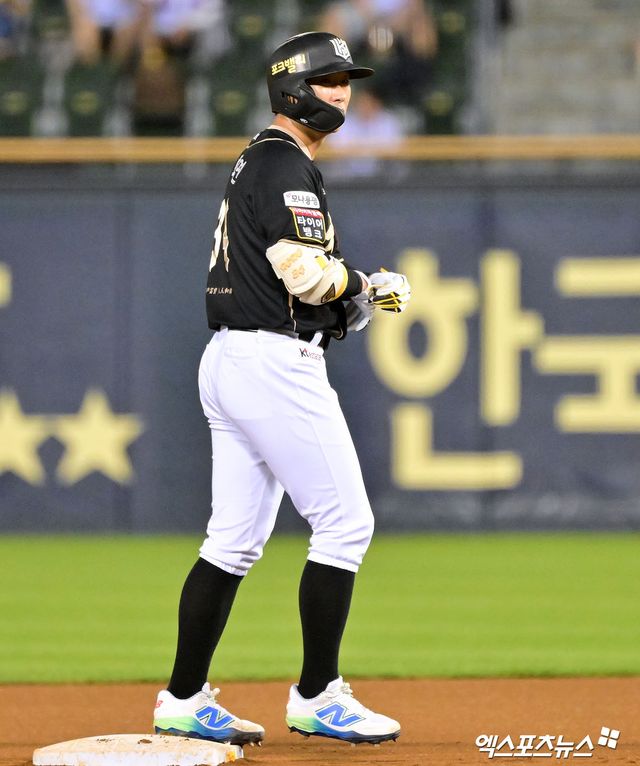 11일 오후 서울 송파구 잠실야구장에서 열린 '2025 신한 SOL Bank KBO리그' KT 위즈와 LG 트윈스의 경기, 6회초 KT 이호연이 2루타를 날리고 있다. 엑스포츠뉴스 DB