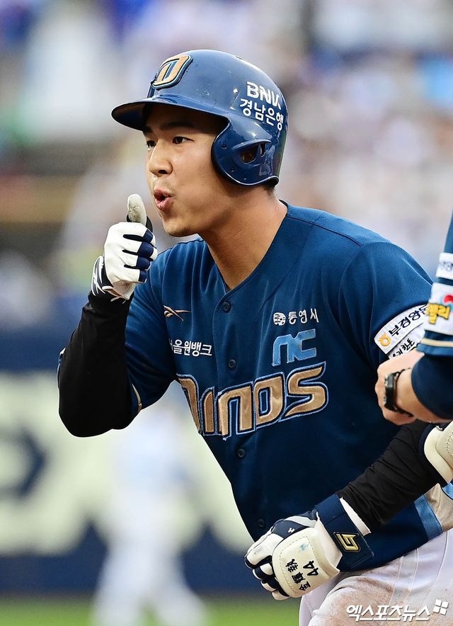 7일 오후 대구삼성라이온즈파크에서 열린 '2025 신한 SOL Bank KBO 포스트시즌' NC 다이노스와 삼성 라이온즈의 와일드카드 2차전 경기, 7회초 1사 NC 김휘집이 안타를 때려낸 뒤 세리머니를 하고 있다. 엑스포츠뉴스 DB