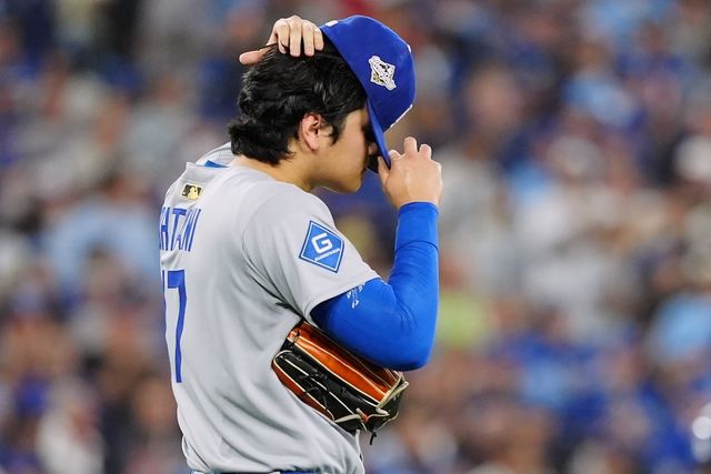 LA 다저스 오타니 쇼헤이가 2일(한국시간) 캐나다 온타리오주 토론토의 로저스센터에서 열린 2025 미국 메이저리그(MLB) 포스트시즌 토론토 블루제이스와의 월드시리즈(WS) 7차전에 선발 등판해 2⅓이닝 5피안타(1피홈런) 2볼넷 3탈삼진 3실점을 기록했다. 최고구속은 최고구속은 100.9마일(약 162km/h)로 측정됐다.​​​​​​​ AP 연합뉴스