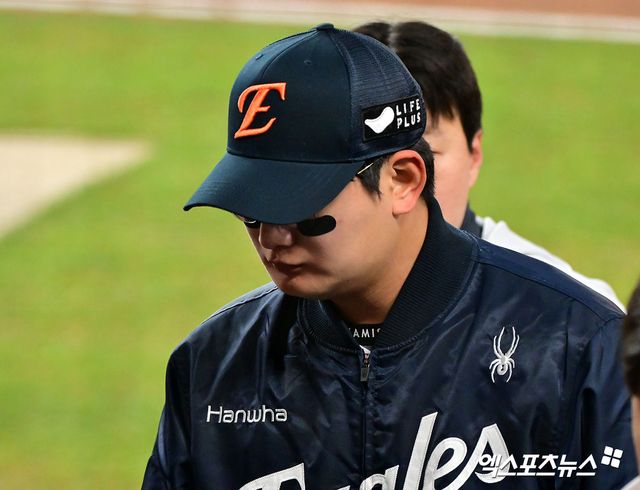 지난달 31일 오후 대전 한화생명 볼파크에서 열린 '2025 신한 SOL Bank KBO 한국시리즈' LG 트윈스와 한화 이글스의 5차전 경기, LG가 선발투수 톨허스트의 7이닝 1실점 완벽투에 힘입어 4:1의 스코어로 승리하며 시리즈 전적 4승1패로 통합우승을 이뤘다. 경기종료 후 한화 김서현이 그라운드를 빠져나오고 있다. 엑스포츠뉴스 DB