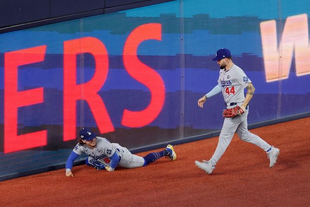 2일(한국시간) 캐나다 온타리오주 토론토의 로저스센터에서 2025 미국 메이저리그(MLB) 포스트시즌 월드시리즈(WS) 7차전 LA 다저스와 토론토 블루제이스의 경기, 9회말 2사 만루 다저스 앤디 파헤스가 토론토 어니 클레멘트의 타구를 처리한 뒤 키케 에르난데스를 바라보고 있다. AFP 연합뉴스