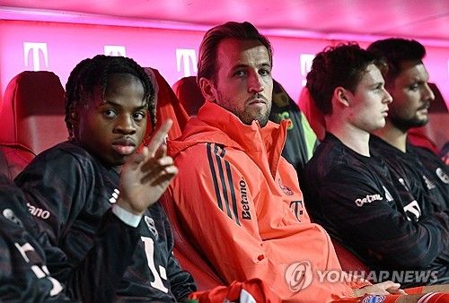 바이에른 뮌헨은&nbsp;2일 독일 뮌헨의 알리안츠 아레나에서 열린 2025-2026시즌 분데스리가 9라운드에서 레버쿠젠을 3-0으로 제압했다. 전반 25분 세르주 그나브리, 전반 32분 니콜라스 잭슨, 전반 44분 로익 바데(자책골)의 연속 득점으로 전반전에&nbsp;이미 승부를 갈랐다. 후반에도 완벽한 경기 운영으로 레버쿠젠의 반격을 차단하며 무실점 완승을 거뒀다. 뮌헨은 리그 9전 전승(승점 27)을 챙기면서&nbsp;2위 RB 라이프치히(승점 22)를 5점 차로 따돌렸다. 뮌헨 수비수 김민재는 이날 선발 출전한 뒤 풀타임을 소화하며 무실점 승리에 공헌했다. 연합뉴스