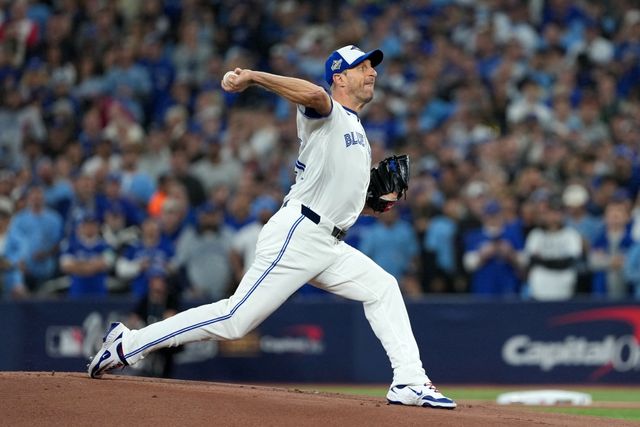 토론토 블루제이스 맥스 슈어저가 2일(한국시간) 캐나다 온타리오주 토론토의 로저스센터에서 열린 2025 미국 메이저리그(MLB) 포스트시즌 LA 다저스와의 월드시리즈(WS) 7차전에 선발 등판해 4⅓이닝 4피안타 1볼넷 3탈삼진 1실점을 기록했다. 최고구속은 (약 154km/h)로 측정됐다. Imagn Images 연합뉴스
