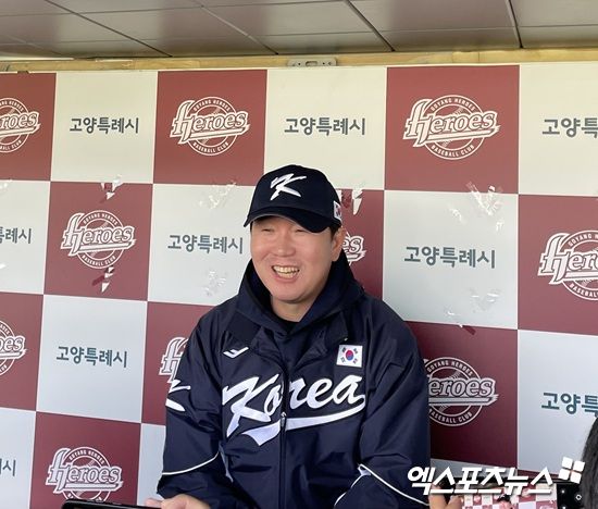 류지현 감독이 이끄는 대표팀은 2일 고양 국가대표야구훈련장에서 '2025 네이버 K-베이스볼 시리즈(NAVER K-BASEBALL SERIES)' 평가전을 앞두고 첫 대비 훈련에 돌입했다. 류 감독이 훈련 전 취재진과 인터뷰에 응하고 있다. 고양, 김유민 기자