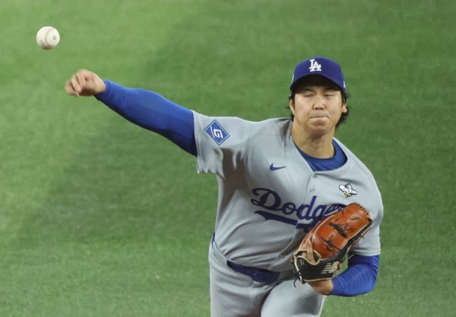 LA 다저스 오타니 쇼헤이가 2일(한국시간) 캐나다 온타리오주 토론토의 로저스센터에서 열린 2025 미국 메이저리그(MLB) 포스트시즌 토론토 블루제이스와의 월드시리즈(WS) 7차전에 선발 등판해 2⅓이닝 5피안타(1피홈런) 2볼넷 3탈삼진 3실점을 기록했다. 최고구속은 최고구속은 100.9마일(약 162km/h)로 측정됐다.​​​​​​​ UPI 연합뉴스