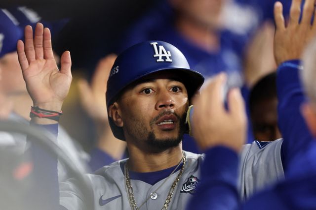 2일(한국시간) 캐나다 온타리오주 토론토의 로저스센터에서 2025 미국 메이저리그(MLB) 포스트시즌 월드시리즈(WS) 7차전 LA 다저스와 토론토 블루제이스의 경기, 6회초 1사 1, 3루 다저스 토미 에드먼의 1타점 희생플라이 때 3루주자 무키 베츠가 득점한 뒤 동료들과 기쁨을 나누고 있다. AFP 연합뉴스