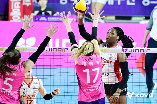 2일 오후 인천삼산월드체육관에서 열린 '진에어 2025-2025 V-리그' 여자부 1라운드 흥국생명과 페퍼저축은행의 경기, 페퍼저축은행 조이가 공격을 시도하고 있다. KOVO