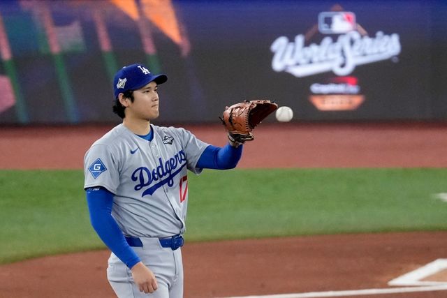 LA 다저스 오타니 쇼헤이가 2일(한국시간) 캐나다 온타리오주 토론토의 로저스센터에서 열린 2025 미국 메이저리그(MLB) 포스트시즌 토론토 블루제이스와의 월드시리즈(WS) 7차전에 선발 등판해 2⅓이닝 5피안타(1피홈런) 2볼넷 3탈삼진 3실점을 기록했다. 최고구속은 최고구속은 100.9마일(약 162km/h)로 측정됐다.​​​​​​​ AP 연합뉴스