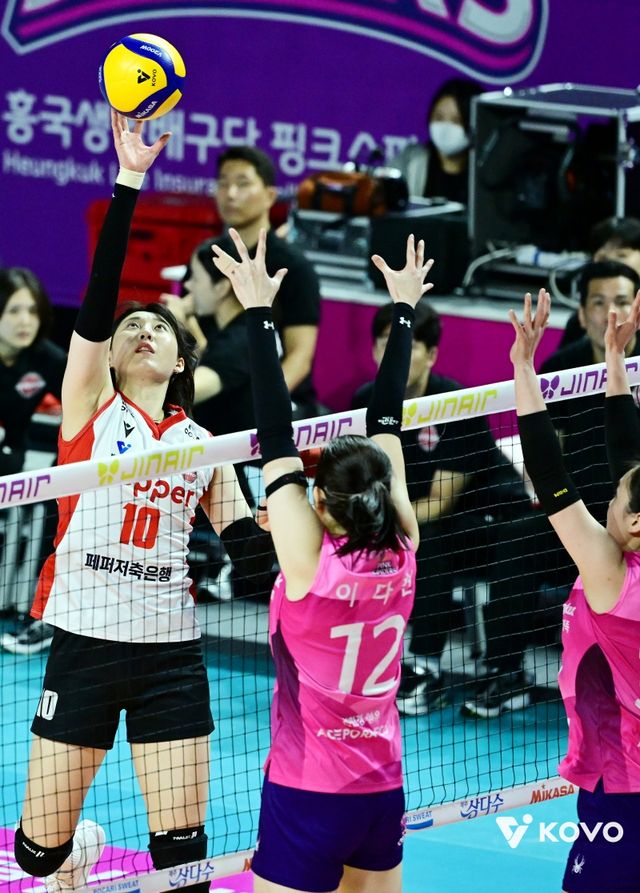 2일 오후 인천삼산월드체육관에서 열린 '진에어 2025-2025 V-리그' 여자부 1라운드 흥국생명과 페퍼저축은행의 경기, 페퍼저축은행 박정아가 공격을 시도하고 있다. KOVO